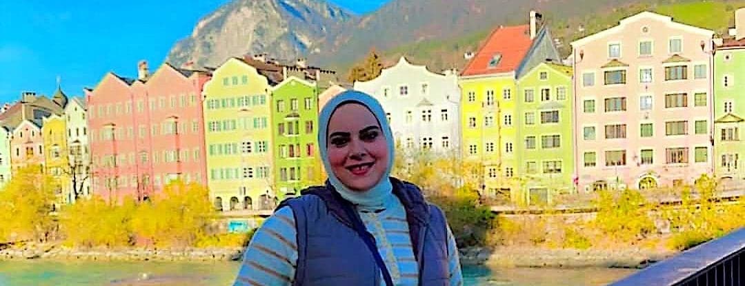 د. فاطمة رجب في إنسبروك بالنمسا خلال التدريب الدولي على زراعة القوقعة